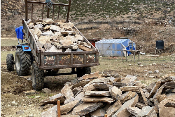 सडक नभएको छेकम्पारमा गुड्छन् स्कुटर र ट्रयाक्टर